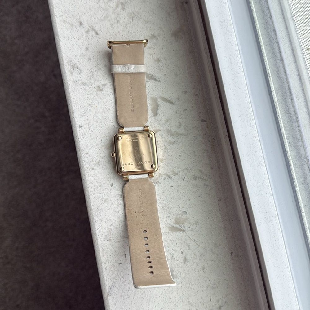 Marc Jacobs MJ1440 Vic Black Dial White Leather Strap Women's Watch - Picture 2 of 6